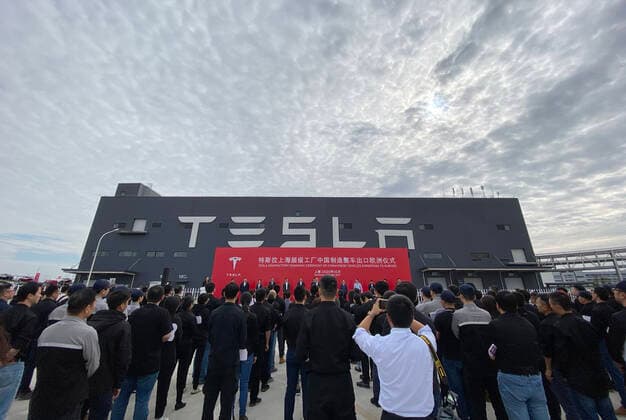 (201026) -- SHANGHAI, Oct. 26, 2020 -- A ceremony of Tesla China-made Model 3 vehicles exporting to Europe is held at its gigafactory in Shanghai, east China, Oct. 26, 2020. U.S. carmaker Tesla announced Monday that it will export 7,000 vehicles of made-in-China Model 3 to Europe on Tuesday. The batch of sedans is expected to arrive at the port of Zeebrugge in Belgium by sea at the end of November, before being sold in European countries including Germany, France, Italy, Spain, Portugal and Switzerland. Tesla delivered the first batch of made-in-China Model 3 sedans to the public earlier this year, one year after the company broke ground on its first overseas plant. ) CHINA-SHANGHAI-TESLA-MADE-IN-CHINA MODEL 3-EXPORT-EUROPE (CN) Di
