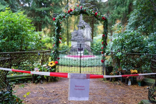 Bilder des Jahres 2020, Entertainment 10 Oktober Entertainment Themen der Woche KW44 News Bilder des Tages Grabstätte vom Hamburger Schauspieler Jan Fedder geschändet Friedhof Hamburg-Ohlsdorf an der Grabstätte wurde von bisher Unbekannten der rechte vordere Metalzaun beschädigt die Balustrade vorne rechts am Eingang zum Grab fehlt die Grabstätte ist nun mit Flatterband abgesperrt -;Grabstätte vom Hamburger Schauspieler Jan Fedder geschändet Friedhof Hamburg-Ohlsdorf an der Grabstätte wurde von bisher Unbekannten der rechte vordere Metalzaun beschädigt die Balustrade vorne rechts am Eingang zum Grab fehlt die Grab, Hamburg Hamburg Deutschland Friedhof Ohlsdorf *** Gravesite desecrated by Hamburg actor Jan Fedder Cemetery Hamburg Ohlsdorf at the gravesite was damaged by unknown persons the right front meta