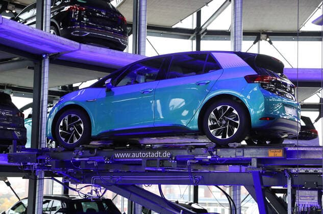 Niedersachsen Wolfsburg, 26.10.2020, Autostadt, VW Turmshooting mit dem vollelektrischen VW ID.3. *** Lower Saxony Wolfsburg, 26 10 2020, Autostadt, VW tower shooting with the all-electric VW ID 3