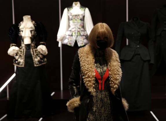 Bilder des Jahres 2020, Entertainment 10 Oktober Entertainment Themen der Woche KW44 Entertainment Bilder des Tages Anna Wintour walks through fashion on display at a press preview for About Time: Fashion and Duration at the Metropolitan Museum of Art in New York City on Monday, October 26, 2020. The Costume Institute s 2020 exhibition will trace a century and a half of fashion from 1870 to the present.  NYP20201026121 JOHNxANGELILLO