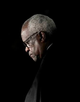 News Bilder des Tages October 26, 2020, Washington, District of Columbia, USA: Associate Justice of the Supreme Court CLARENCE THOMAS, 72, waits to administer the oath of office to Judge Barrett to be Associate Justice of the Supreme Court outside the Diplomat Room of the White House, Monday night following the Senate s confirmation of Barrett, who becomes the 115th justice to serve on the Supreme Court and fifth woman. Washington USA - ZUMAs152 20201026_zaa_s152_154 Copyright: xKenxCedenox