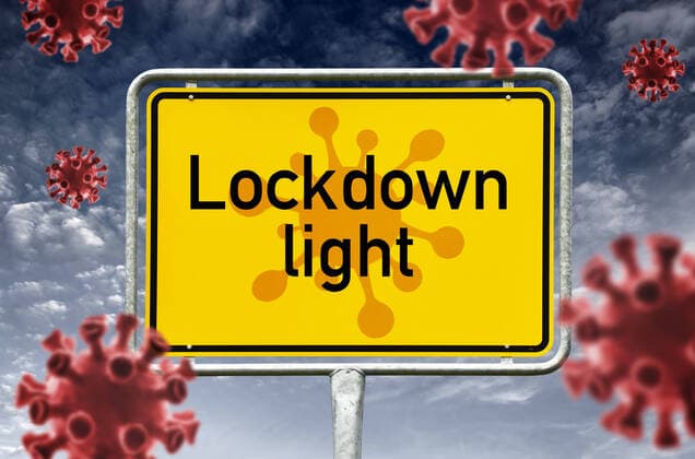 PHOTOMONTAGE, place-name sign with Lockdown light and Corona Viruses, Corona Lockdown ** NUR FUER REDAKTIONELLE ZWECKE ** EDITORIAL USE ONLY **