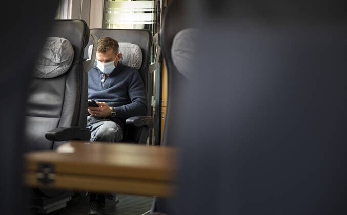 Topic Rail travel with mouth Nose protection Mannheim Germany Copyright: xUtexGrabowsky photothek.netx