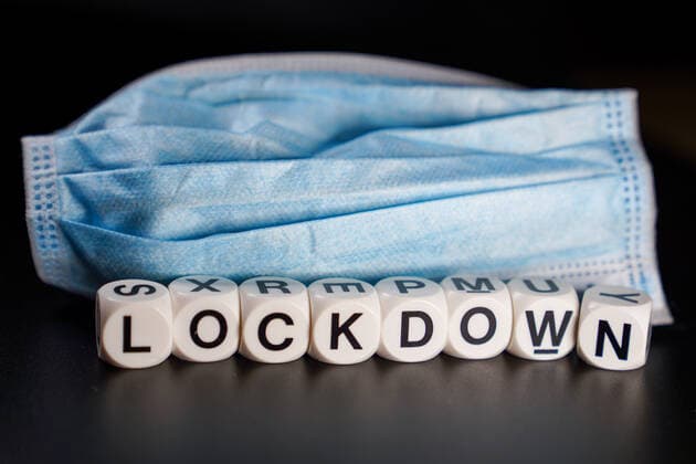 The photo shows a blue mouth guard in front of which are a couple of dice forming the word lockdown, mask, face mask, mouth nose protection, MNS, symbol photo, symbol image, symbol, 27 10 2020, Heidelberg Germany , News, Feature, Coronavirus, Politics discusses a lockdown in Germany xozx