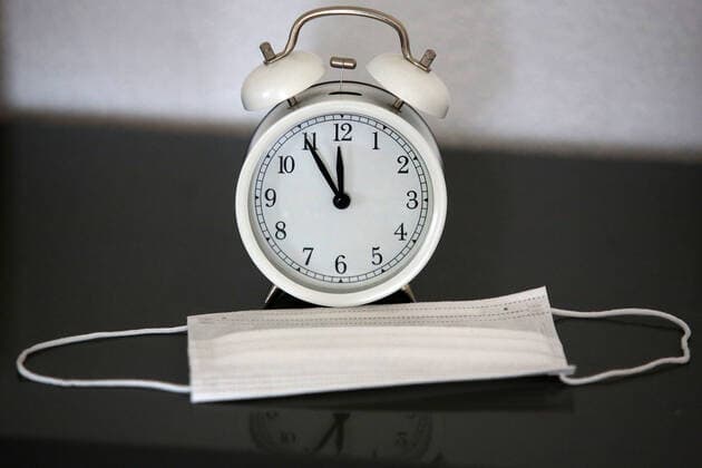 Symbolic picture of the Corona Pandemic, an alarm clock shows the time five to twelve twelve, five to 12, in front of it a face mask, the time runs Symbolic picture, Halloween, Corona on 27 10 2020 in Siegen Germany