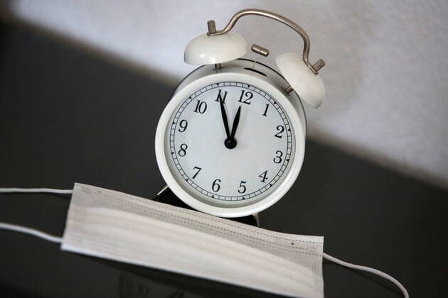 Symbolic picture of the Corona Pandemic, an alarm clock shows the time five to twelve twelve, five to 12, in front of it a face mask, the time runs Symbolic picture, Halloween, Corona on 27 10 2020 in Siegen Germany