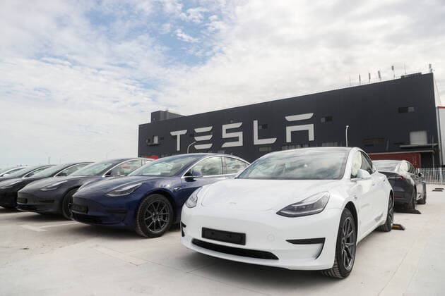 (201027) -- SHANGHAI, Oct. 27, 2020 -- Photo taken on Oct. 26, 2020 shows the Tesla China-made Model 3 vehicles at its gigafactory in Shanghai, east China. ) Xinhua Headlines: Tesla exports made-in-China Model 3 as global carmakers ride on China s opening-up DingxTing 
