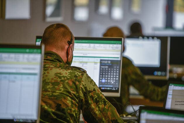 Bundeswehr helps in Aalen with corona contact tracing, 27 10 2020, Baden Württemberg, Aalen A soldier of the transport helicopter regiment 30 in Niederstetten supports the health authorities in a building in the city of Copyright: xonw-imagesx xMariusxBullingx