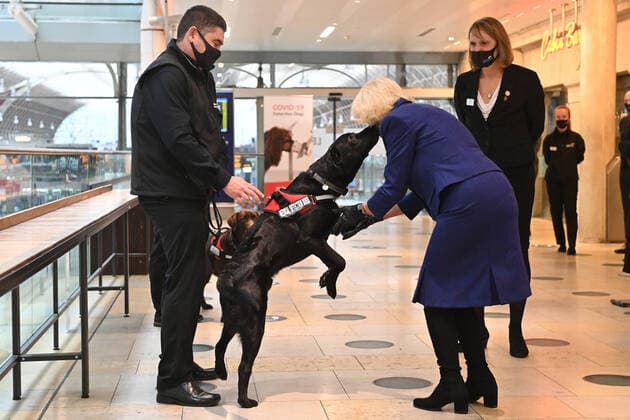 Entertainment Themen der Woche KW44 Entertainment Bilder des Tages . 27 10 2020. London, United Kingdom. Camilla,The Duchess of Cornwall, at Paddington Station in London where she watched a demonstration by Medical Detection Dogs .  xi-Imagesx xPoolx IIM-21741-0012
