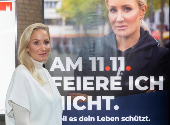 Bilder des Jahres 2020, Entertainment 10 Oktober Entertainment Themen der Woche KW44 Entertainment Bilder des Tages Mit einer ueberregionalen Kampagne unter dem Motto Diesmal nicht wirbt die Stadt Koeln angesichts der Corona-Infektionen fuer Verzicht im Karneval. (Foto vom 27.11.2020: Schauspielerin Janine Kunze, Gesicht der Plakatkampagne) Auf dem gesamten Stadtgebiet gilt ganztaegig ein Alkoholverkaufs- und -verzehrverbot in der Oeffentlichkeit. 30 Prozent aller Gastronomen vor allem an den karnevalistischen Hotspots haben zugesagt, ihre Kneipen am 11.11. geschlossen zu halten. (Siehe epd-Meldung vom 27.10.2020) Koeln wirbt fuer Verzicht zum Karneval *** With a supra-regional campaign with the slogan This time not this time the city of Cologne advertises for renunciation in the carnival in view of the corona infections Photo of 27 11 2020 Actress J Copyright: epd-bild GuidoxSchiefer EDITORIAL USE ONLY