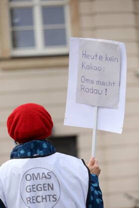 A woman with a poster No cocoa today Granny makes a racket about the initiative Grannies against Right at a protest concert against the election of the new AfD faction leader on the Alter Markt at the Brandenburg Parliament in Potsdam, 27 October 2020 Protest concert Flügel statt Flügel in Potsdam