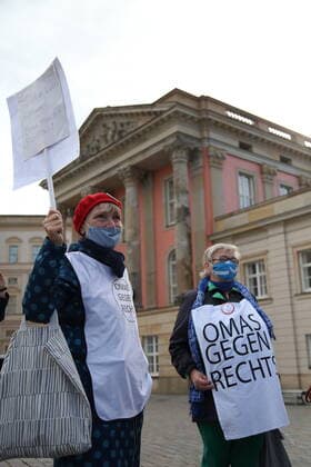 Two women from the initiative Omas gegen Rechts at a protest concert against the election of the new AfD faction leader on the Alter Markt at the Brandenburg Parliament in Potsdam, 27 October 2020 Protest concert Flügel statt Flügel in Potsdam