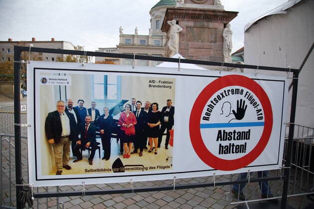 A banner with a group photo of the AfD faction and the inscription Right-wing extremist wings AfD keep distance at a protest concert against the election of the new AfD faction leader on the Alter Markt at the Brandenburg Parliament in Potsdam, 27 October 2020 Protest concert Flügel statt Flügel in Potsdam