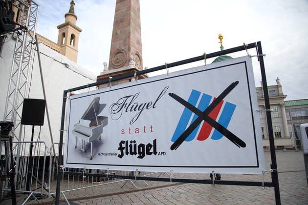 Banner with the inscription Flügel statt rechtsextremem Flügel AfD at a protest concert against the election of the new AfD faction leader on the Alter Markt at the Brandenburg Landtag in Potsdam, 27 October 2020 Protest concert Flügel statt Flügel in Potsdam