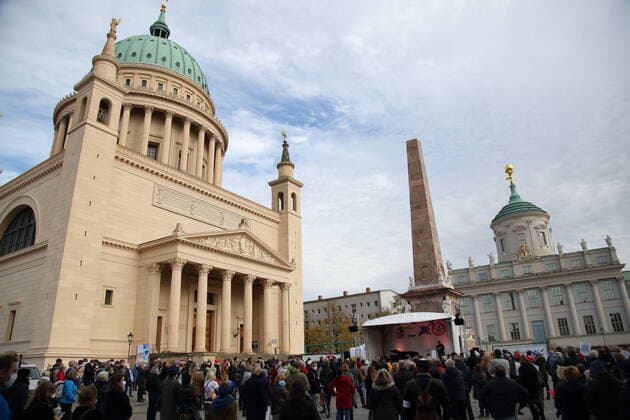 Concert visitors at a protest concert against the election of the new AfD faction leader on the Alter Markt at the Brandenburg Parliament in Potsdam, 27 October 2020 Protest concert grand piano instead of grand piano in Potsdam