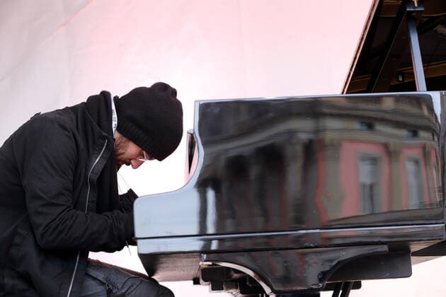 Igor Levit plays at a protest concert against the election of the new AfD faction leader on the Alter Markt at the Brandenburg Parliament in Potsdam, 27 October 2020 Protest concert grand piano instead of grand piano in Potsdam