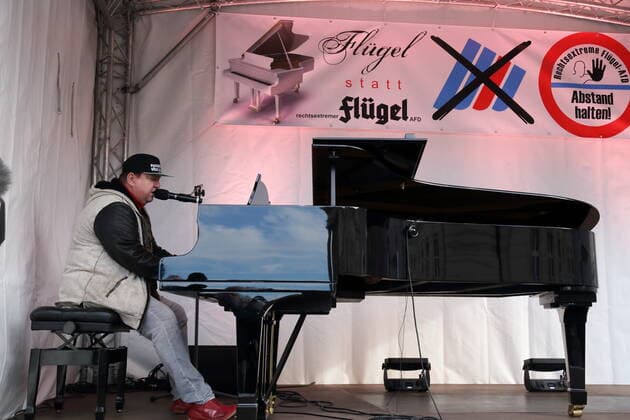 Sebastian Krumbiegel plays at a protest concert against the election of the new AfD faction leader on the Alter Markt at the Brandenburg Parliament in Potsdam, 27 October 2020 Protest concert grand piano instead of grand piano in Potsdam
