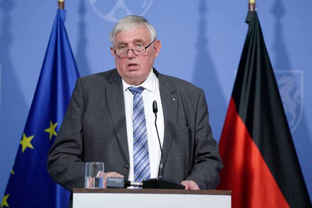 PK zur Aktuellen Lage der Corona-Virus-Pandemie in Nordrhein-Westfalen und den Maßnahmen der Landesregierung mit Ministerpraesident und Gesundheitsminister Duesseldorf, 27.10.2020, Gesundheitsminister Karl-Josef Laumann informiert ueber die aktuelle Lage und die Massnahmen der Landesregierung im Rahmen der Corona-Virus-Pandemie in Nordrhein-Westfalenin der Staatskanzlei Duesseldorf Nordrhein-Westfalen Deutschland *** PK on the current situation of the Corona Virus Pandemic in North Rhine-Westphalia and the measures of the state government with Minister President and Minister of Health Duesseldorf, 27 10 2020, Health Minister Karl Josef Laumann informs about the current situation and the measures of the state government in the context of t