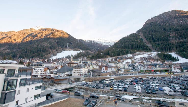 CAR, 2020 10 26 FEATURE HEALTH COVID HOTSPOT ISCHGL IN PAZNAUNTAL FEATURE OVERVIEW ISCHGL