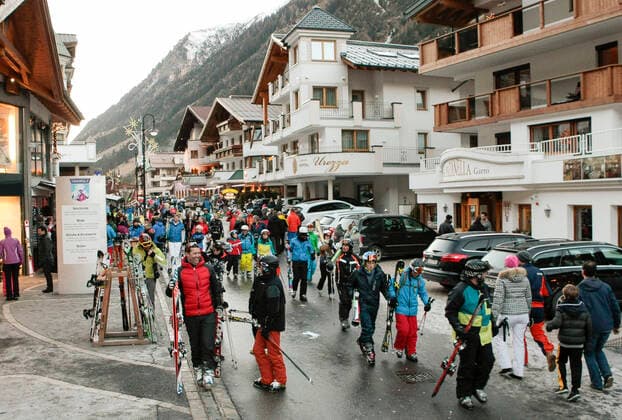 CAR, 2020 10 26 FEATURE HEALTH COVID HOTSPOT ISCHGL IN PAZNAUNTAL FEATURE
