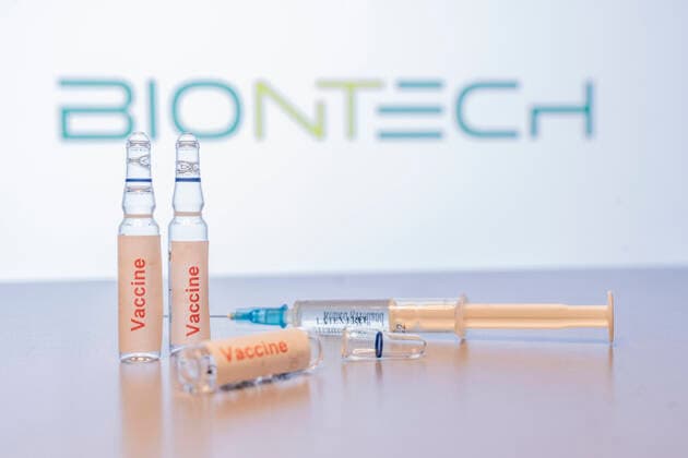 Symbol photo, logo of the pharmaceutical company and vaccine manufacturer BIONTECH from Germany Current, symbol photo and logo of the pharmaceutical company and vaccine manufacturer BIONTECH from Mainz with ampoule and syringe BIONTECH is about to receive approval for a vaccine under the current designation BNT162b2 Mainz Rheinland Pfalz Germany