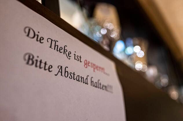 Lockdown in the catering industry Business catering, corona A sign on the counter says The counter is closed Please keep your distance Due to the increasing number of infections with the corona virus, the restaurant owners fear a second lockdown in Germany Rietberg North Rhine-Westphalia Germany Copyright: xInderlied Kirchner-Mediax