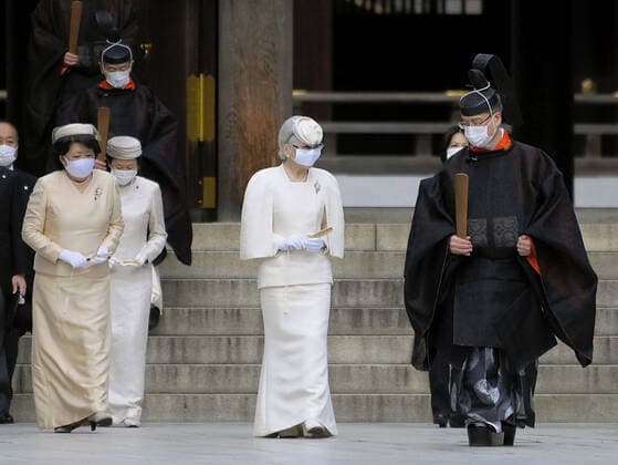 Bilder des Jahres 2020, Entertainment 10 Oktober Entertainment Themen der Woche KW44 Entertainment Bilder des Tages Former empress visit to Meiji Jingu shrine Former Japanese Empress Michiko (C) visits Meiji Jingu shrine in Tokyo on Oct. 28, 2020, ahead of the 100th anniversary of its founding on Nov. 1. (Pool photo) 