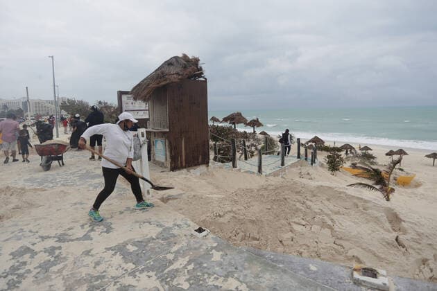 workers removing the sand from the main streets of the city, due to the strong gusts of wind of 130 kilometers per hour, which brought Hurricane Zeta, in category 1 of the Saffir-Simpson scale; It is the third environmental phenomenon of its kind that has been recorded in a month. State authorities have launched a prevention operation where more than 70 shelters have been set up for affected people on October 27, 2020 in Cancun, Mexico Where: Cancun, Mexico When: 27 Oct 2020 Credit: Eyepix Cover Images Copyright: xRodolfoxFloresx 40976021 EDITORIAL USE ONLY. NOT FOR USE BY NEWSPAPERS BASED IN THE UK.