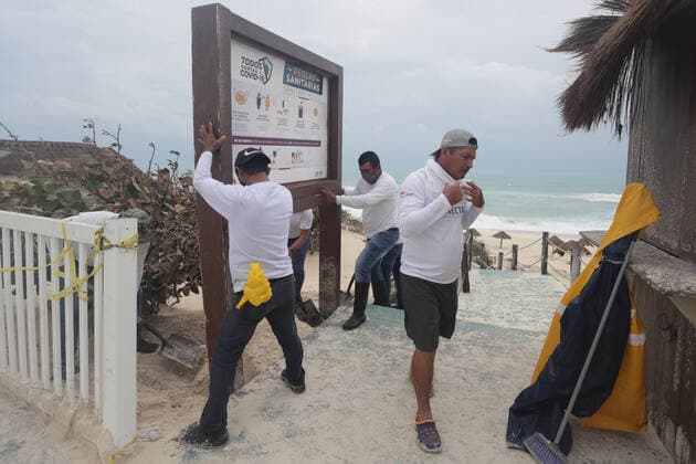 workers removing the sand from the main streets of the city, due to the strong gusts of wind of 130 kilometers per hour, which brought Hurricane Zeta, in category 1 of the Saffir-Simpson scale; It is the third environmental phenomenon of its kind that has been recorded in a month. State authorities have launched a prevention operation where more than 70 shelters have been set up for affected people on October 27, 2020 in Cancun, Mexico Where: Cancun, Mexico When: 27 Oct 2020 Credit: Eyepix Cover Images Copyright: xRodolfoxFloresx 40976030 EDITORIAL USE ONLY. NOT FOR USE BY NEWSPAPERS BASED IN THE UK.