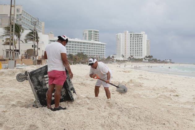 Tourists enjoy the beach in spite of the arrived of the Hurricane Zeta in category 1 of the Saffir-Simpson scale; It is the third environmental phenomenon of its kind that has been recorded in a month. State authorities have launched a prevention operation where more than 70 shelters have been set up for affected people on October 27, 2020 in Cancun, Mexico Where: Cancun, Mexico When: 27 Oct 2020 Credit: Eyepix Cover Images Copyright: xRodolfoxFloresx 40976065 EDITORIAL USE ONLY. NOT FOR USE BY NEWSPAPERS BASED IN THE UK.