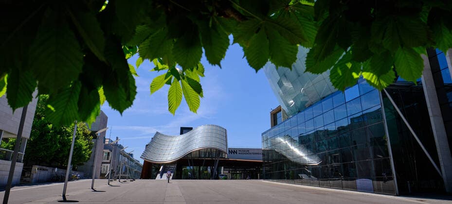Architektur von Hans Hollein St. Pölten, Austria - April 25, 2019: Blick auf das Landesmuseum und das Festspielhaus. St. Pölten Niederoesterreich Austria *** St Pölten, Austria April 25, 2019 View of the Landesmuseum and the Festival Theatre St Pölten Lower Austria 