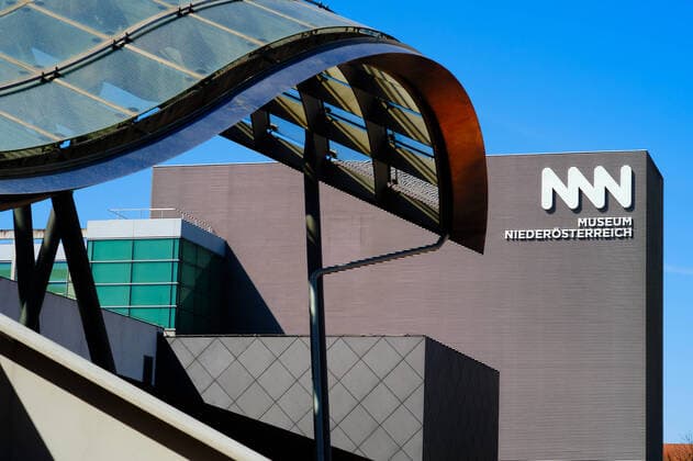 Architektur von Hans Hollein St. Pölten, Austria - April 25, 2019: Detail des Landesmuseums in St. Pölten. St. Pölten Niederoesterreich Austria *** St Pölten, Austria April 25, 2019 Detail of the National Museum in St Pölten St Pölten Lower Austria 