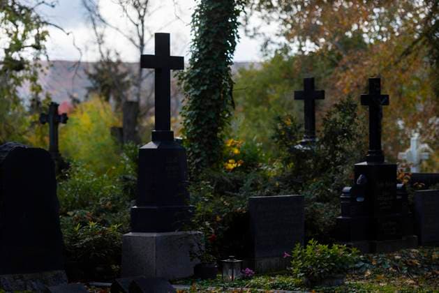 Volkstrauertag am 14. November Der Friedhof St. Johann in Saarbrücken zeigt sich am Mittwoch (28.10.2020) in herbstlichem Gewand. Wenn sich die Blätter der Bäume färben folgen im November die Feiertage zum Totengedenken wie den Volkstrauertag und Totensonntag. In dieser Zeit sind die Friedhöfe stark besucht. *** The cemetery St Johann in Saarbrücken shows itself on Wednesday 28 10 2020 in autumnal dress When the leaves of the trees change colour, the holidays to commemorate the dead follow in November, such as the national day of mourning and Death Sunday. bub