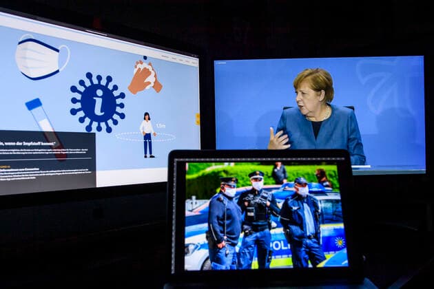 28 10 2020, xkvx, Wirtschaft Gesundheit, Bundesregierung beschließen Lock Down Lockdown 2020 because of the Coronavirus emwir, v l Federal Chancellor Dr Angela Merkel, Bavarian State Premier Dr Markus Soeder and Berlin Mayor Michael Mueller give a press conference in Berlin Feature Lockdown Wirtschaft