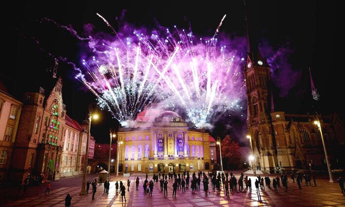 Bilder des Jahres 2020, News 10 Oktober News Themen der Woche KW44 News Bilder des Tages News Bilder des Tages Kulturhauptstadt 2025 28.10.2020, Chemnitz, Theaterplatz, Kulturhauptstadt Auf Empfehlung der europäischen Auswahljury in Berlin wird Chemnitz 2025 Kulturhauptstadt Europas. Chemnitz jubelt!!! Auf dem Theaterplatz singt ein Chor. Das Balett des Opernhauses bietet eine Tanzdarbietung dar. Auf dem Balkon des Opernhauses spielen Musiker Ode an die Freude von Ludwig van Beethoven. Dazu findet vom Opernhaus über dem Theaterplatz noch ein Feuerwerk statt. Chemnitz Sachsen BRD *** Capital of Culture 2025 28 10 2020, Chemnitz, Theaterplatz, Capital of Culture On the recommendation of the European selection jury in Berlin, Chemnitz will be the European Capital of Culture 2025 Chemnitz rejoices A choir sings on Theaterplatz The opera houses ball