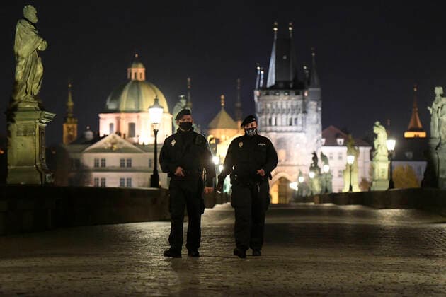 Bilder des Jahres 2020, News 10 Oktober News Themen der Woche KW44 News Bilder des Tages Curfew in Czechia from 21:00 to 04:59. During the night, people may go to and from work, make urgent trips to a doctor and walk the dog outside, but only within up to a half-kilometre distance from their homes. People may also walk a dog outside, but not get more than half a kilometre from their home. Policemen at the city center of Prague, Czech Republic, October 28, 2020. (CTKxPhoto OndrejxDeml) CTKPhotoP202010281165401 