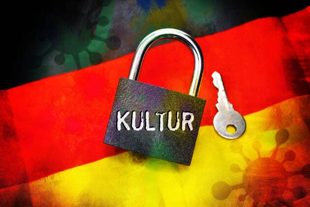 PHOTOMONTAGE, closed padlock with inscription Culture on the German flag, cultural lockdown ** NUR FUER REDAKTIONELLE ZWECKE ** EDITORIAL USE ONLY **