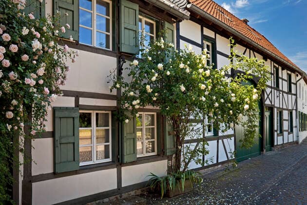 Half timbered facade with roses in the Liedberg district, Germany, North Rhine Westphalia, Lower Rhine, Korschenbroich Half timbered facade with roses in the Liedberg district, Germany, North Rhine Westphalia, Lower Rhine, Korschenbroich BLWS631310 Copyright: xblickwinkel S.xZiesex