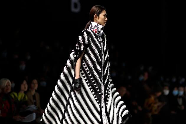 Bilder des Jahres 2020, Entertainment 10 Oktober Entertainment Themen der Woche KW44 Entertainment Bilder des Tages BEIJING, CHINA - OCTOBER 29: A model showcases designs on the runway during Different&Dress Up collection show by designer Lily Yao on day 6 of China Fashion Week 2021 Spring Summer at 751D.PARK on October 29, 2020 in Beijing, China.  Copyright: xVCGx CFP111304533786