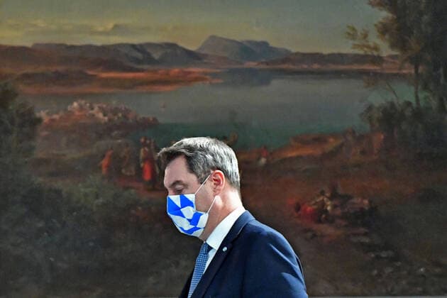 Markus SOEDER State Premier of Bavaria and CSU Chairman with face mask, passes an oil slick on his arrival Press conference of the Bavarian government on the topic of the Corona Pandemic and the Lockdown Light, breakwater on 29 10 2020 at the Prince Carl Palais in Munich