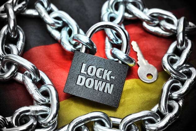 PHOTOMONTAGE, Closed padlock with Lockdown inscription on the German flag ** NUR FUER REDAKTIONELLE ZWECKE ** EDITORIAL USE ONLY **