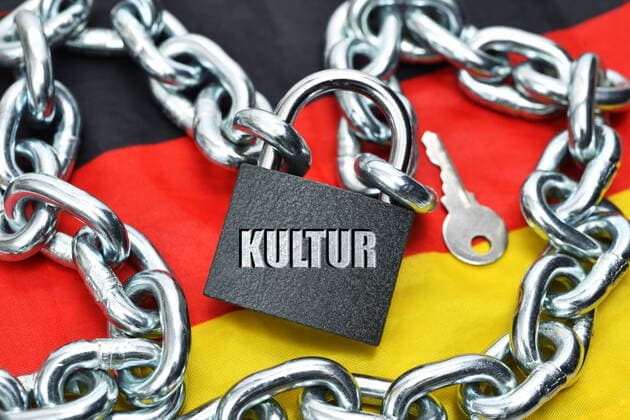 PHOTOMONTAGE, closed padlock with inscription culture on the German flag, symbol photo cultural scene and lockdown ** NUR FUER REDAKTIONELLE ZWECKE ** EDITORIAL USE ONLY **
