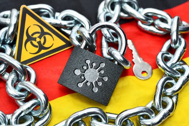 PHOTOMONTAGE, Closed padlock with Coronavirus sign on German flag, Symbol photo lockdown ** NUR FUER REDAKTIONELLE ZWECKE ** EDITORIAL USE ONLY **