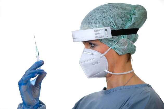 Symbol image Corona vaccine, doctor with syringe, corona crisis, Baden Württemberg, Germany, Europe Copyright: imageBROKER/MichaelxWeber ibximw05908995.jpg