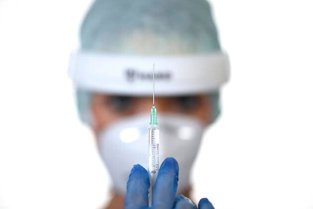 Symbol image Corona vaccine, doctor with syringe, corona crisis, Baden Württemberg, Germany, Europe Copyright: imageBROKER/MichaelxWeber ibximw05908996.jpg