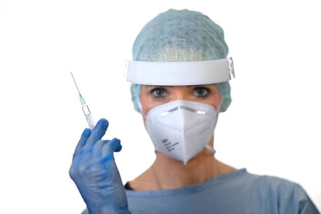 Symbol image Corona vaccine, doctor with syringe, corona crisis, Baden Württemberg, Germany, Europe Copyright: imageBROKER/MichaelxWeber ibximw05909000.jpg