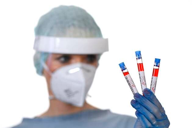Positive test result, medical staff at RT PCR, Real time Reverse Transcriptase Polymerase Chain Reaction, Corona Test, Corona Crisis, Baden Württemberg, Germany, Europe Copyright: imageBROKER/MichaelxWeber ibximw05909126.jpg