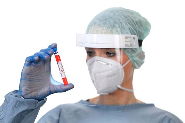 Positive test result, medical staff at RT PCR, Real time Reverse Transcriptase Polymerase Chain Reaction, Corona Test, Corona Crisis, Baden Württemberg, Germany, Europe Copyright: imageBROKER/MichaelxWeber ibximw05909128.jpg