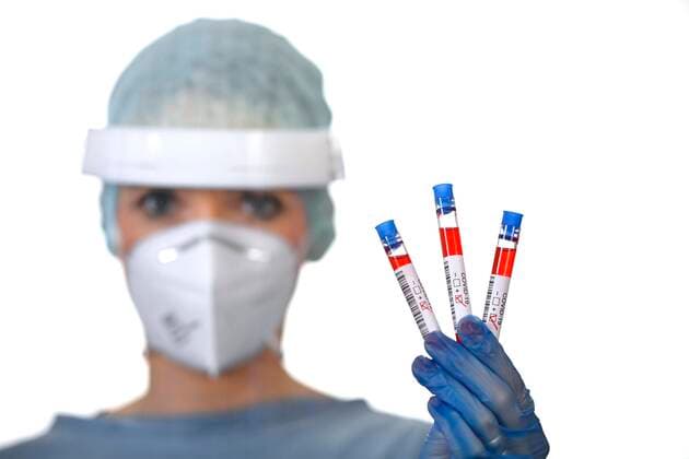 Positive test result, medical staff at RT PCR, Real time Reverse Transcriptase Polymerase Chain Reaction, Corona Test, Corona Crisis, Baden Württemberg, Germany, Europe Copyright: imageBROKER/MichaelxWeber ibximw05909131.jpg