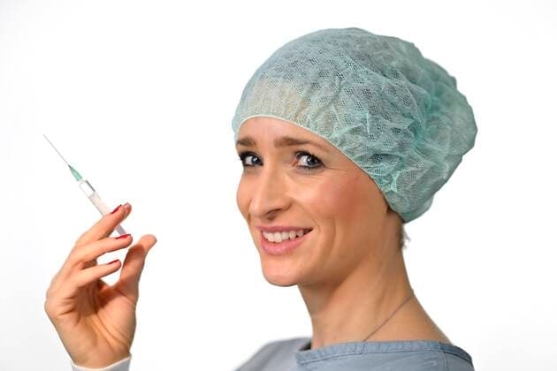Symbol image Corona vaccine, doctor with syringe, corona crisis, Baden Württemberg, Germany, Europe Copyright: imageBROKER/MichaelxWeber ibximw05909197.jpg